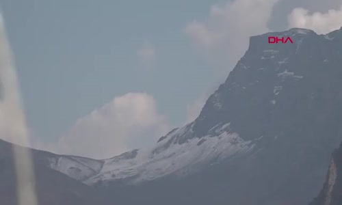 Hakkari'nin yüksek kesimlerine kar yağdı