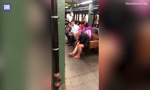 Metro Durağında Jiletle Bacaklarını Tıraş Eden Kadın