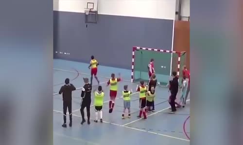 Aynı Anda Hem Gol Hem Basket Atan Sporcu