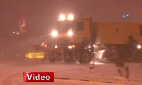 İstanbul’da Hava Trafiğine Kar Engeli