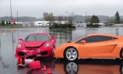 Ferrari İle Lamborghini'ye Toslamak