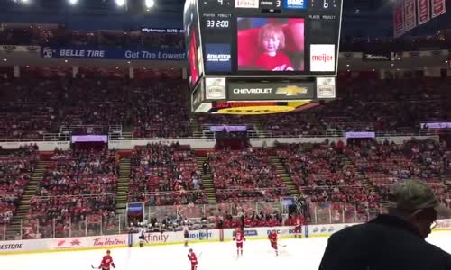 Hokey Maçında Dev Ekranda Gözüken Ufaklığı Alkışlayıp Diğer Herkesi Yuhalayan Muazzam Taraftar