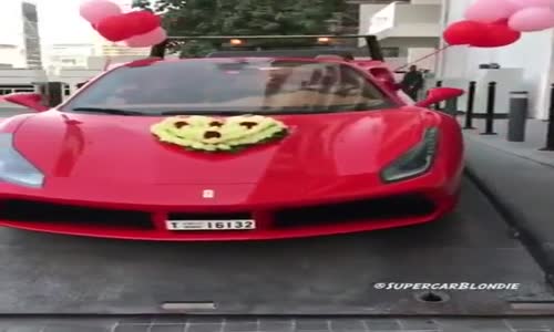 Sevgililer Gününde Sevgilisine Ferrari Alan Adam