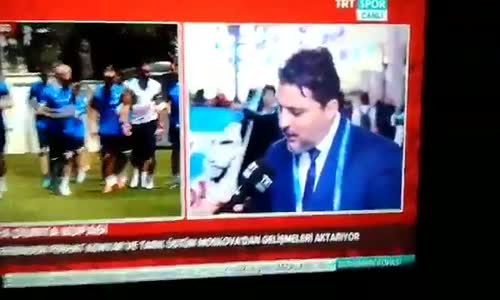 Dünya Kupası Yayını Sırasında TRT Spor Çalışanını Öpen Kadın