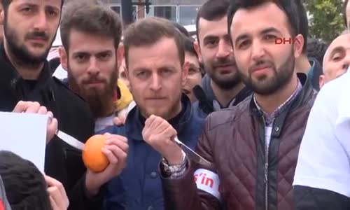 Hollanda'yı Protesto Etmek İçin Portakal Sıktılar! 