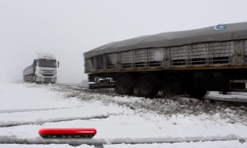 Kar Yağışı Doğu’da Yolları Ulaşıma Kapadı 