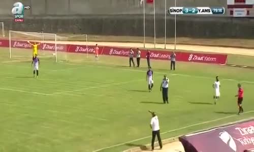 Güvenlik Görevlisinin Umarsızca Futbol Sahasına Girmesi