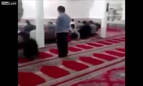 Camiye Namaz Esnasında Giren Keçi