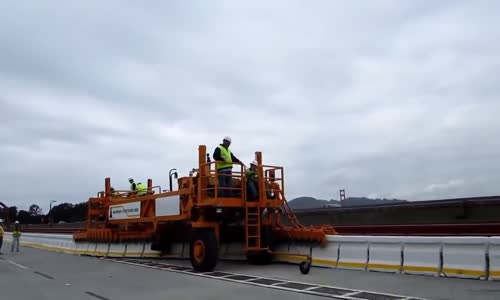 Alman otobanlarında ki son teknoloji bariyer yerleştirme makinesi!!!