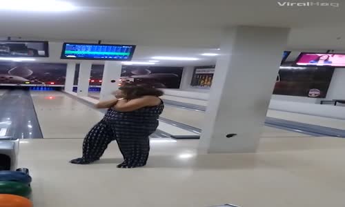 Bowling Topuyla Skor Ekranını Kıran Kız