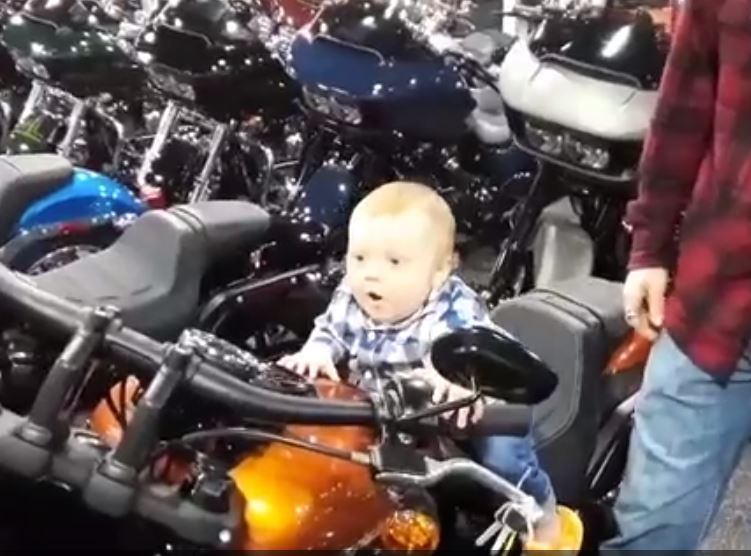 Harley Davidson'a Binen Bebeğin Şaşkınlığı