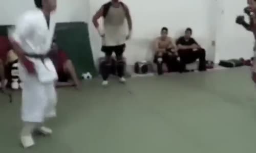 Sokak Dövüşçüsü Karate Hocasını Fena Dövdü