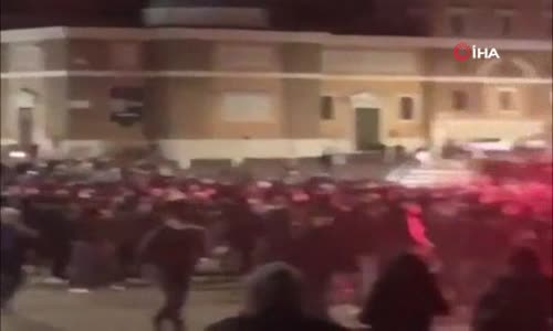 Roma'da Covid-19 tedbirlerini protesto eden aşırı sağcı grup polisle çatıştı 