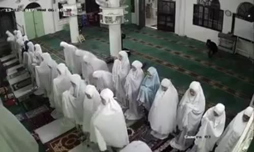 Namaz Kılan Kadınların Üzerinden Atlayıp Çanta Çalan Hırsız