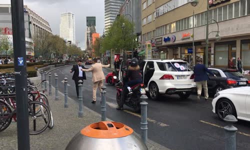 Berlin'de Düğün Konvoyunun Önünü Kesip Yol Ortasında Oynayan Türkler.