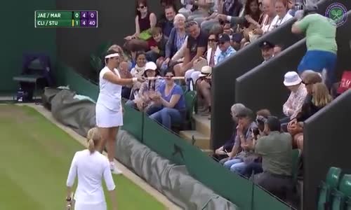 Kim Clijsters'ın Hayranına Eteğini Giydirmesi