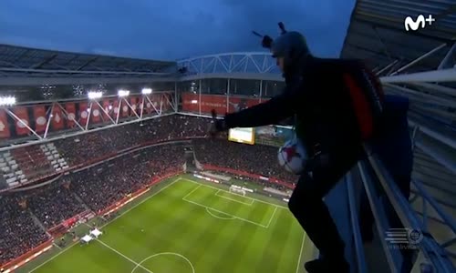 Ajax ile PSV Maçında Maç Topunu Paraşütle Sahaya Getiren Çılgın Adam