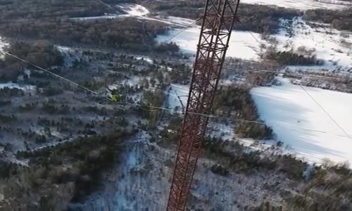 Yerden 350 Metre Yükseklikte İpte Yürüyen Sporcu 