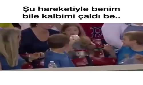 Kız Tavlayan Küçük Çocuk 