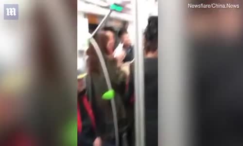 Metroda Çoraplarını Tutamaklara Asıp Kurutan Adam