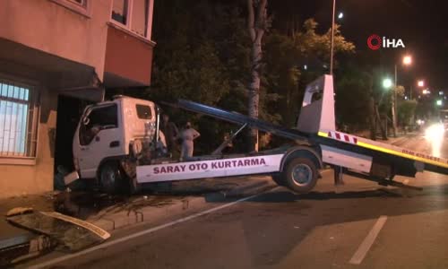 Küçükçekmece freni boşalan oto kurtarıcısı ağaca çarparak durdu