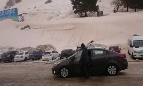 Rusya'da Otoparkı Birbirine Katan Çığ