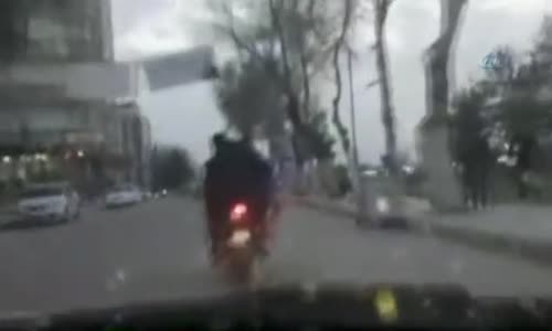 Motosikletle Eşya Taşır Gibi Çocuk Taşıyan Sürücü