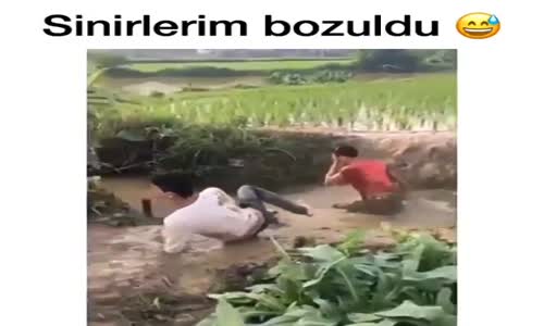 Birbirlerini Çamura Düşüren Arkadaşlar