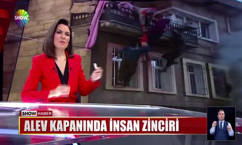 Alev kapanında insan zinciri 