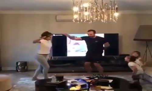 Demet Akalın ve Okan Kurt’tan Yeşil Uzaylı Dansı