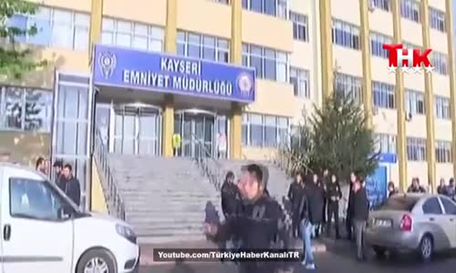 Polis Baskını Sırasında, İlginç Görüntü 