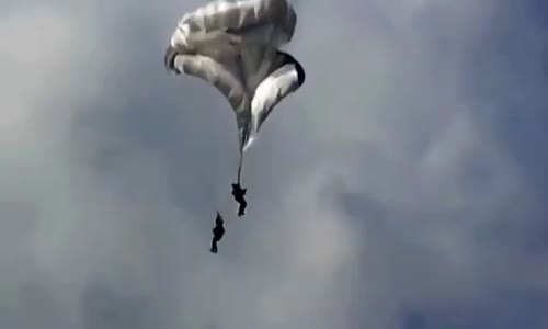 Havada Paraşütleri Birbirine Takılan İki Kişi Son Anda Kurtuldu