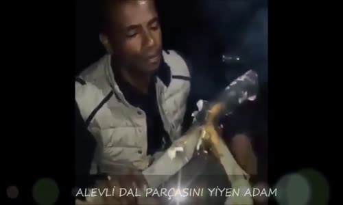 Alevli Dal Parçasını Yiyen Adam