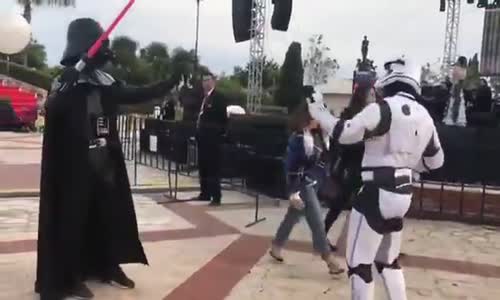 Darth Vader'ı Hım Hım Yar Şarkısı Eşliğinde Oynatmak