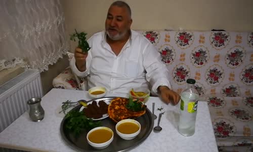 Yarım Lahmacun Bir Lokmada Yiyen Adam