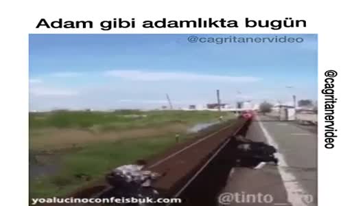 Tren Raylarına Düşen Bebeği Kurtaran Adam