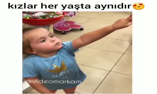 Küçük Kızın Alışverişteki Tatlı Halleri