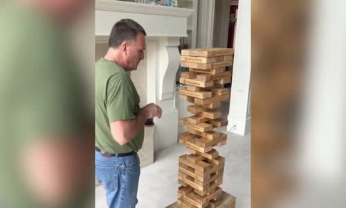 Jenga Oyununda Akıllıca Hamle Yapan Adam