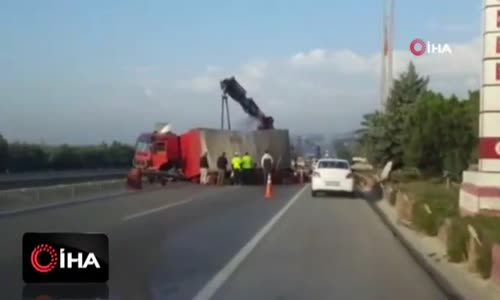 Bursa-İzmir yolunda tır yan yattı yol trafiğe kapandı