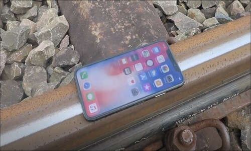 İphone x i Tren Raylarının Üstüne Koyan Genç