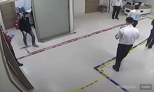 Şoke Eden Görüntü: Hastanede Doktorun Yüzüne Böyle Tekme Attı