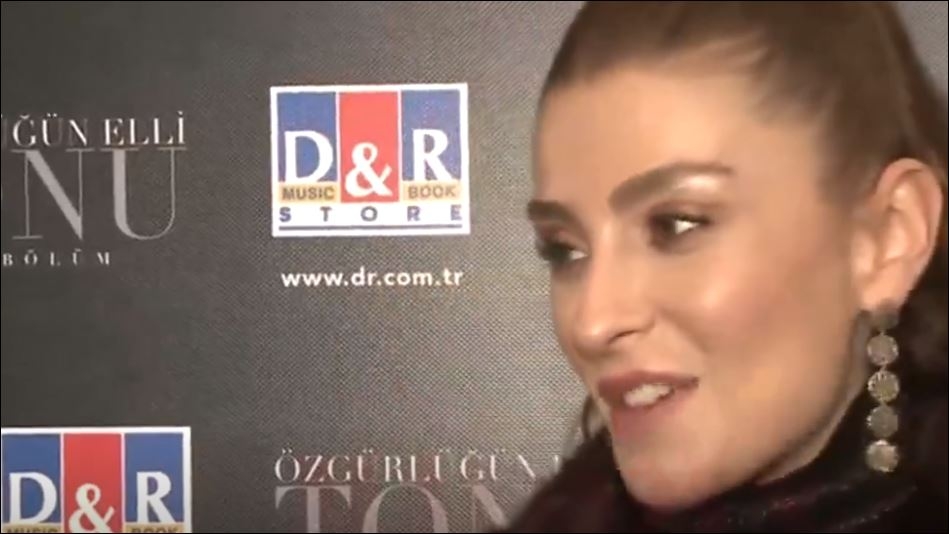 Özge Ulusoy Özgürlüğün Elli Tonu Filmi Ön Gösteriminde