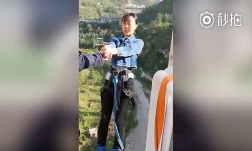 Bungee Jumping Yapan Çinli Kızın Komik Hali