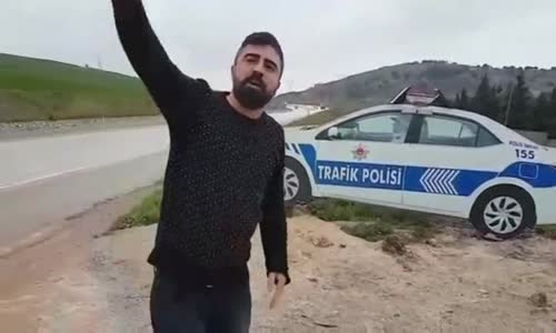 Maket Trafik Polisi Arabasını Gerçek Sanan Şaşkın Sürücü