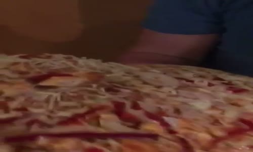 Uyuyan Arkadaşının Yüzüne Pizza Fırlatan Dengesiz