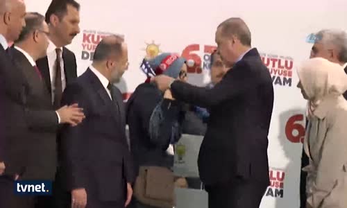 Cumhurbaşkanının Atkısını Verdiği Genç Kız Erdoğan'a Sarılarak Ağladı