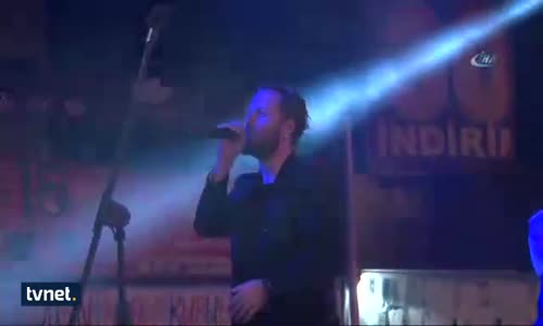 Emre Aydın Konserinde Yumruklar Havada Uçuştu