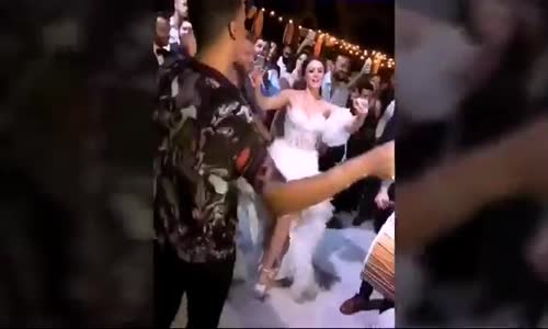 Gizem Karacanın Düğünündeki Bu Dansı Çok Eleştirildi