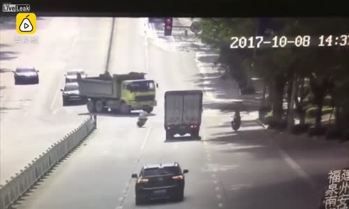 Kamyondan Kurtulup Direğe Giren Motorcu