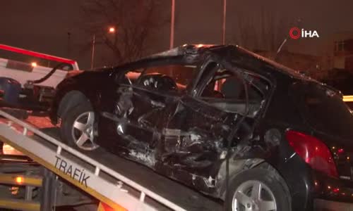 Bakırköy’de otomobil otobüs durağına daldı- 1 yaralı